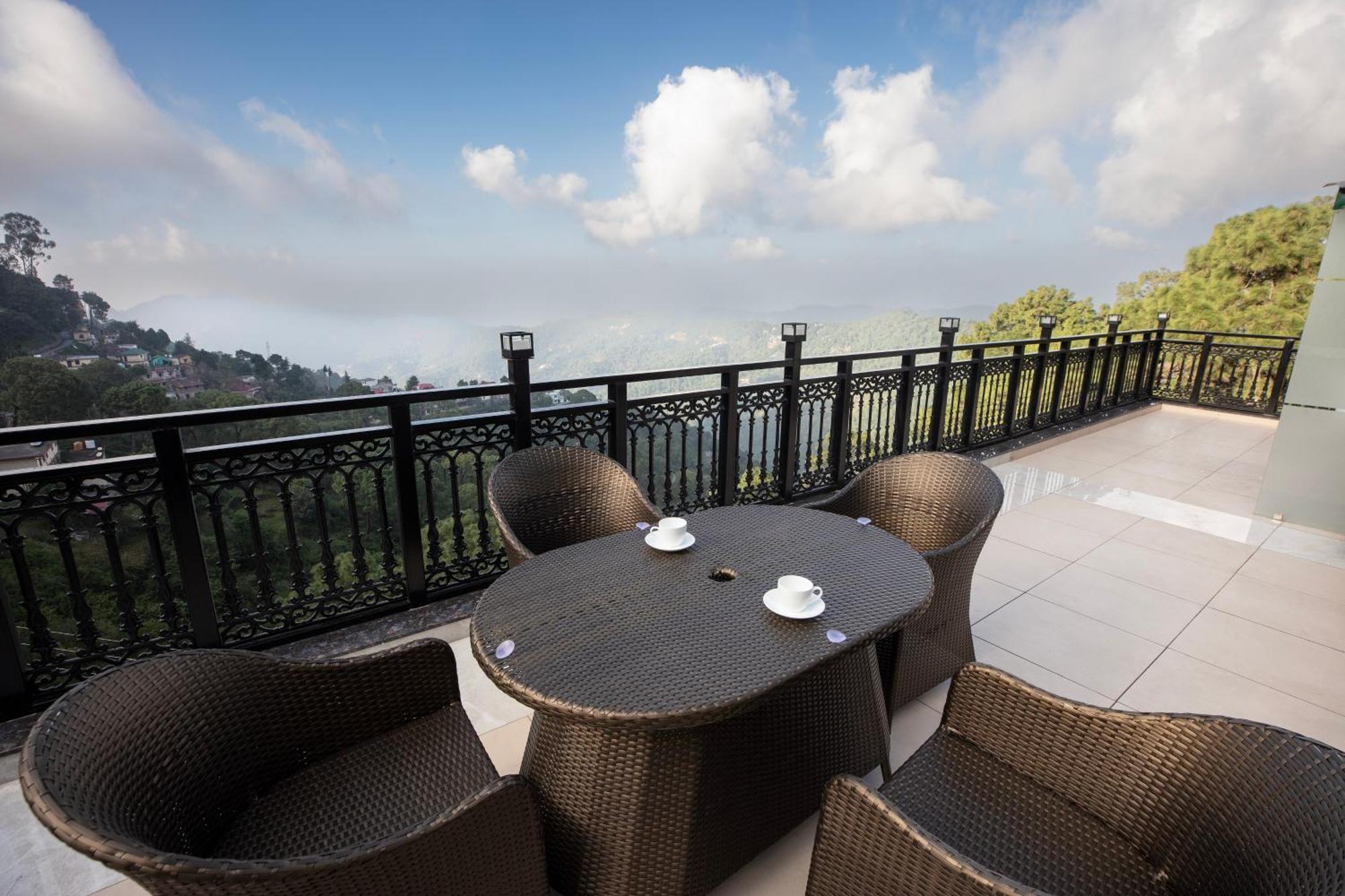 Luxe Resorts - Centrally Heated Air Conditioned Hotel In The Heart Of קסאולי מראה חיצוני תמונה